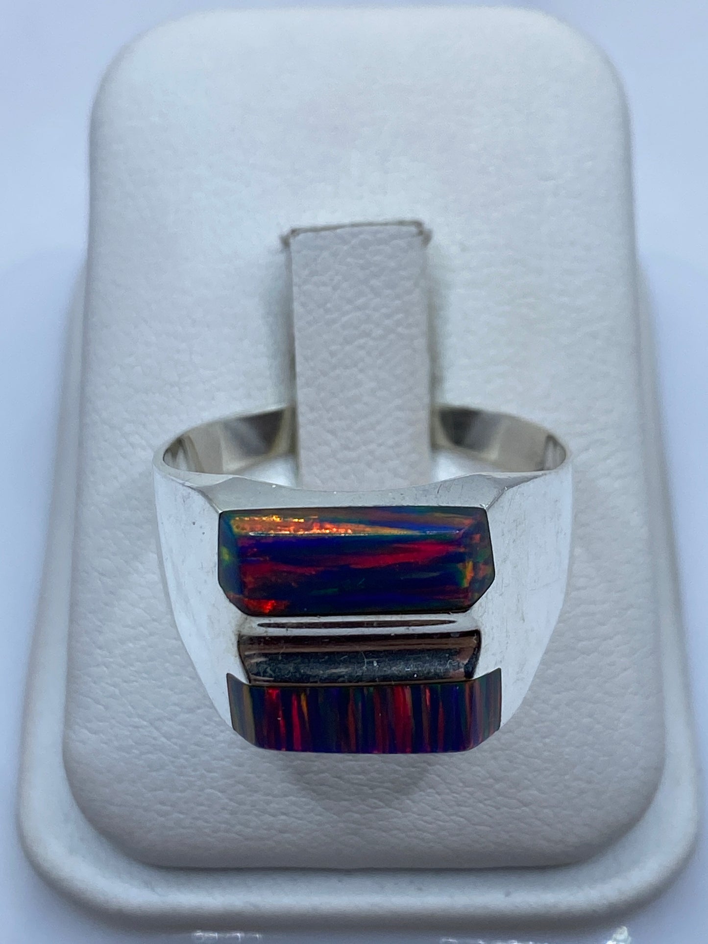 Anillo de plata .925 con ópalo de fuego multicolor en caja de presentación
