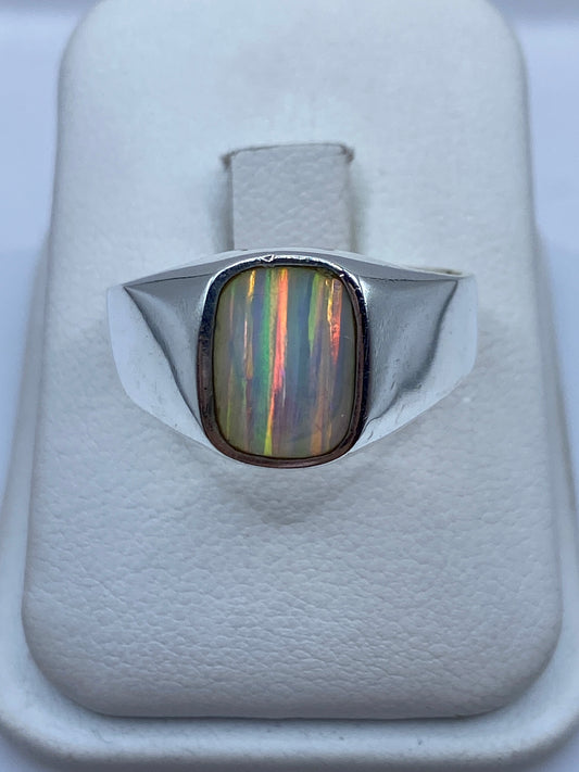 Anillo de plata .950 con ópalo de fuego multicolor en talla 11, vista frontal