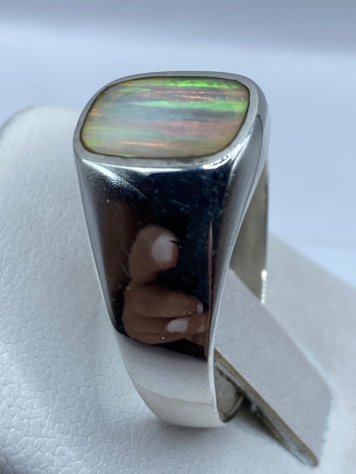 Anillo solitario masivo de plata en la mano, vista lateral