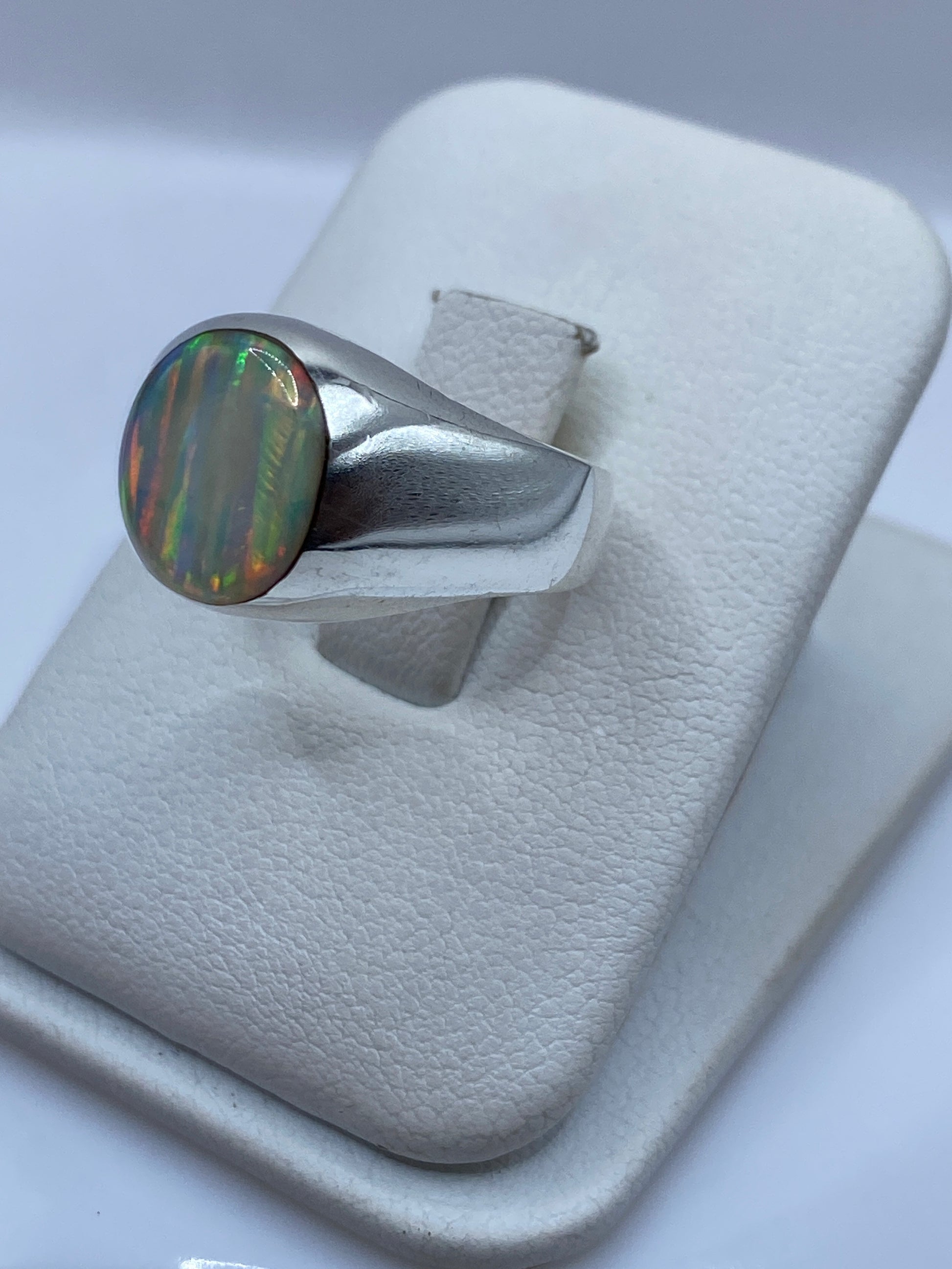 Vista frontal del anillo ópalo de fuego en plata .925 con banda ancha y cómoda