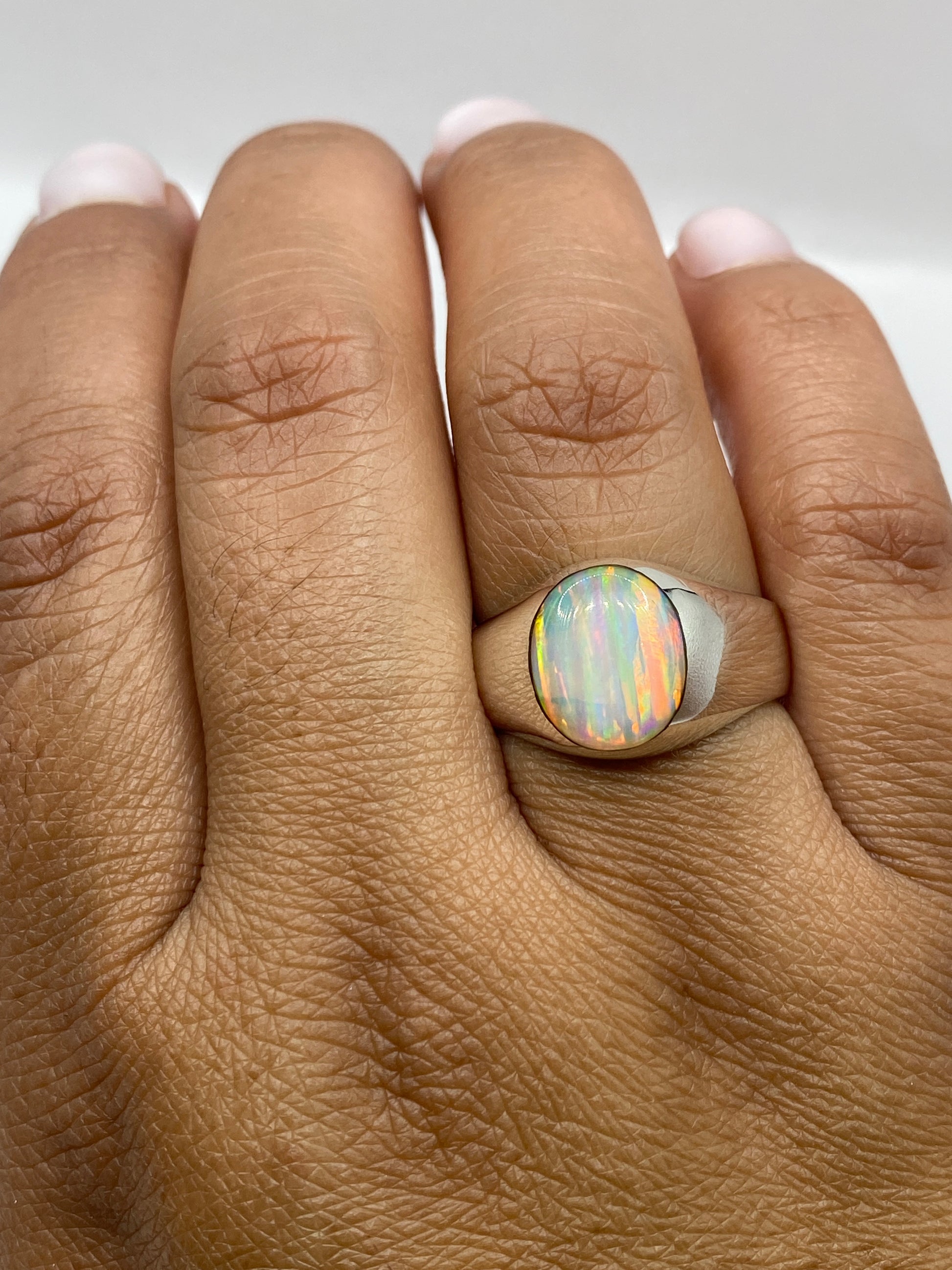Anillo completo sobre fondo blanco mostrando el sello 925 y la solidez de la banda