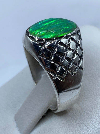 Ópalo de fuego verde limón engastado en anillo de plata Taxco