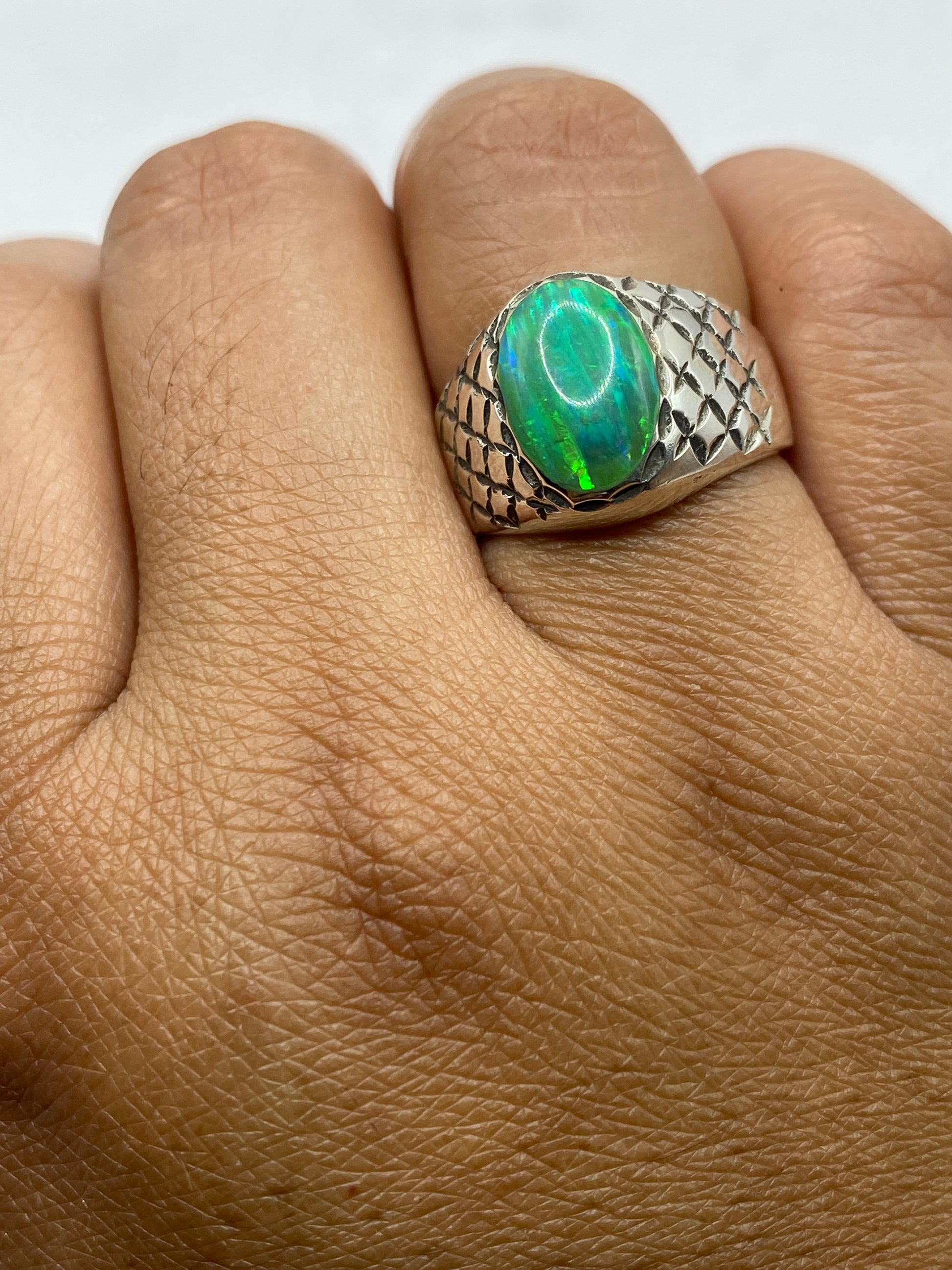 Anillo con sello 950 MEXICO y ópalo natural de fuego sobre metal platinado