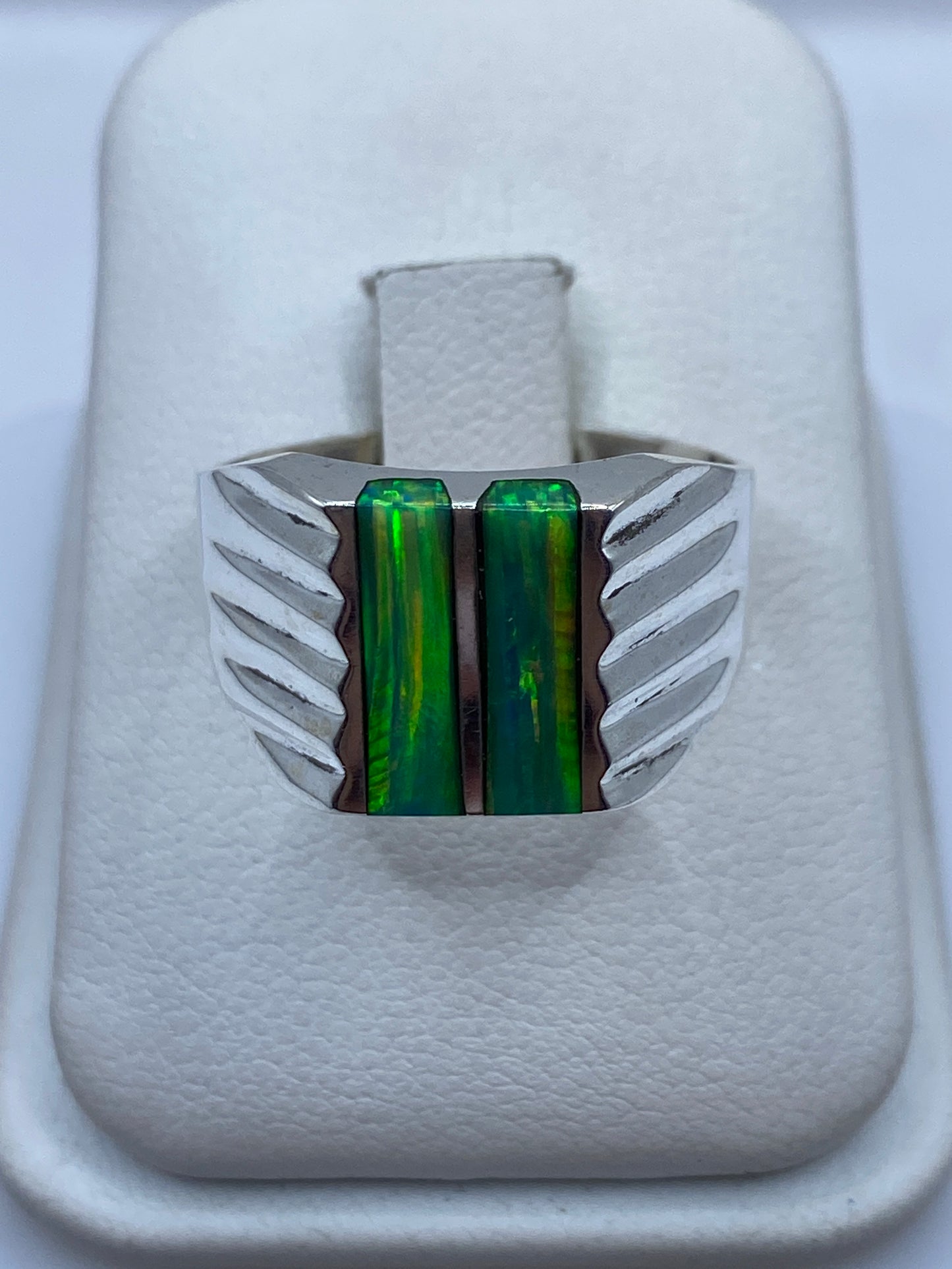 Anillo de plata .950 con ópalo de fuego verde limón, bandas en relieve — diseño masculino