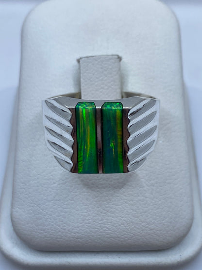 Anillo de plata .950 con ópalo de fuego verde limón, bandas en relieve — diseño masculino