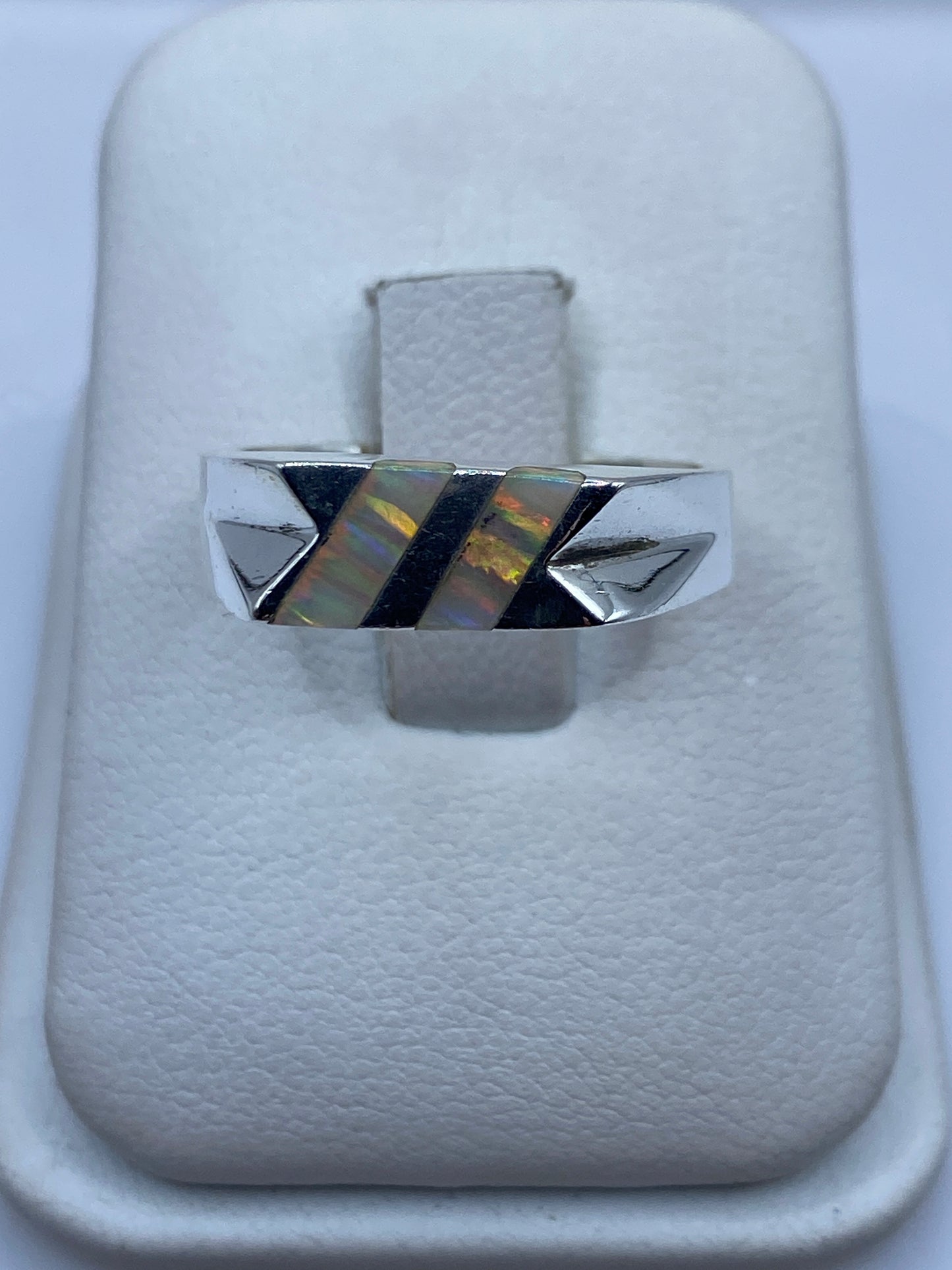 Anillo de plata con ópalo de fuego multicolor en diseño geométrico angular