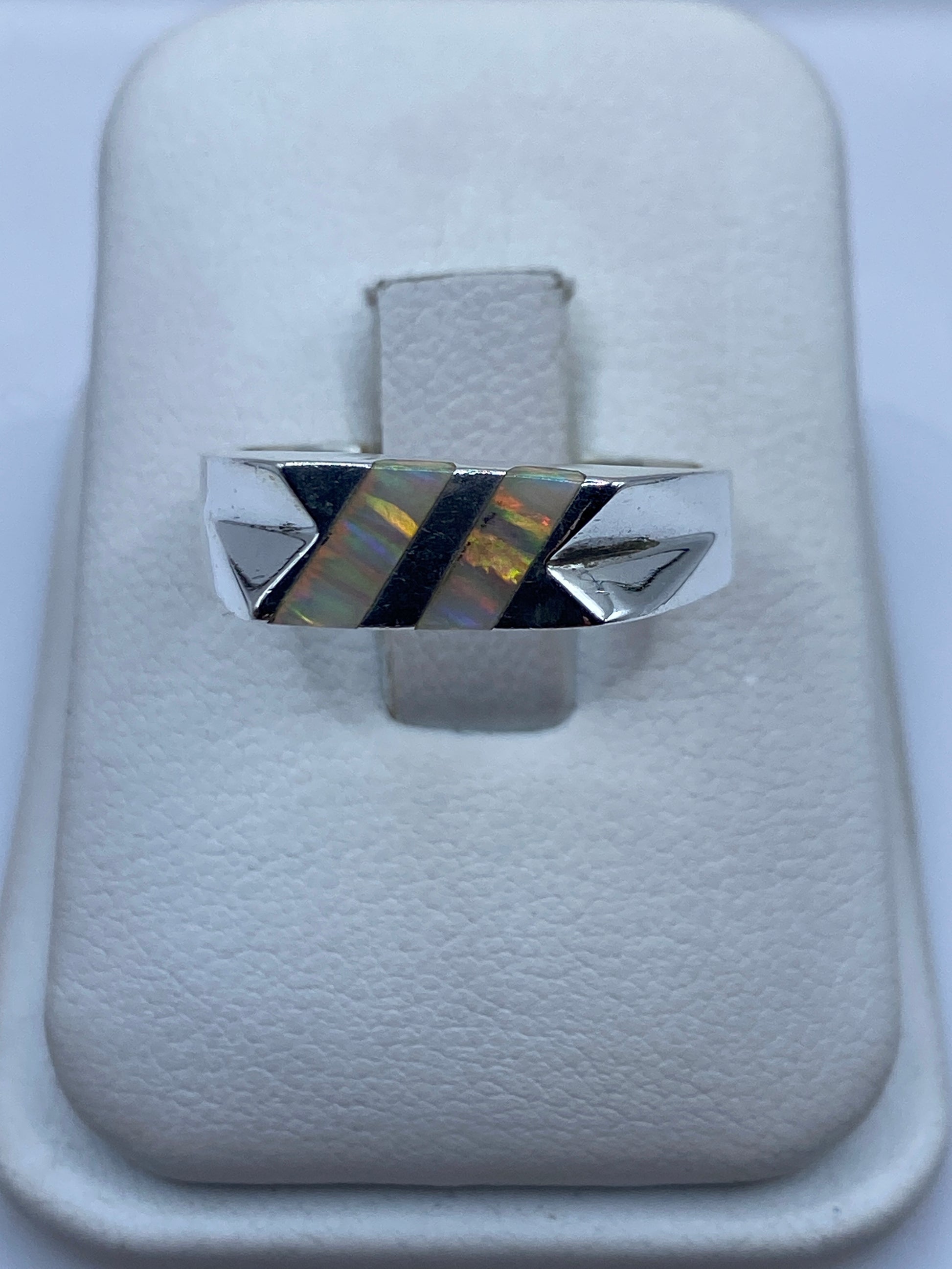 Anillo de plata con ópalo de fuego multicolor en diseño geométrico angular