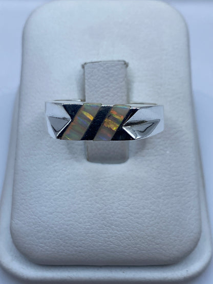 Anillo de plata con ópalo de fuego multicolor en diseño geométrico angular
