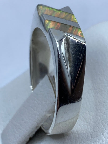 Anillo unisex de plata .925 con ópalo de fuego en la mano