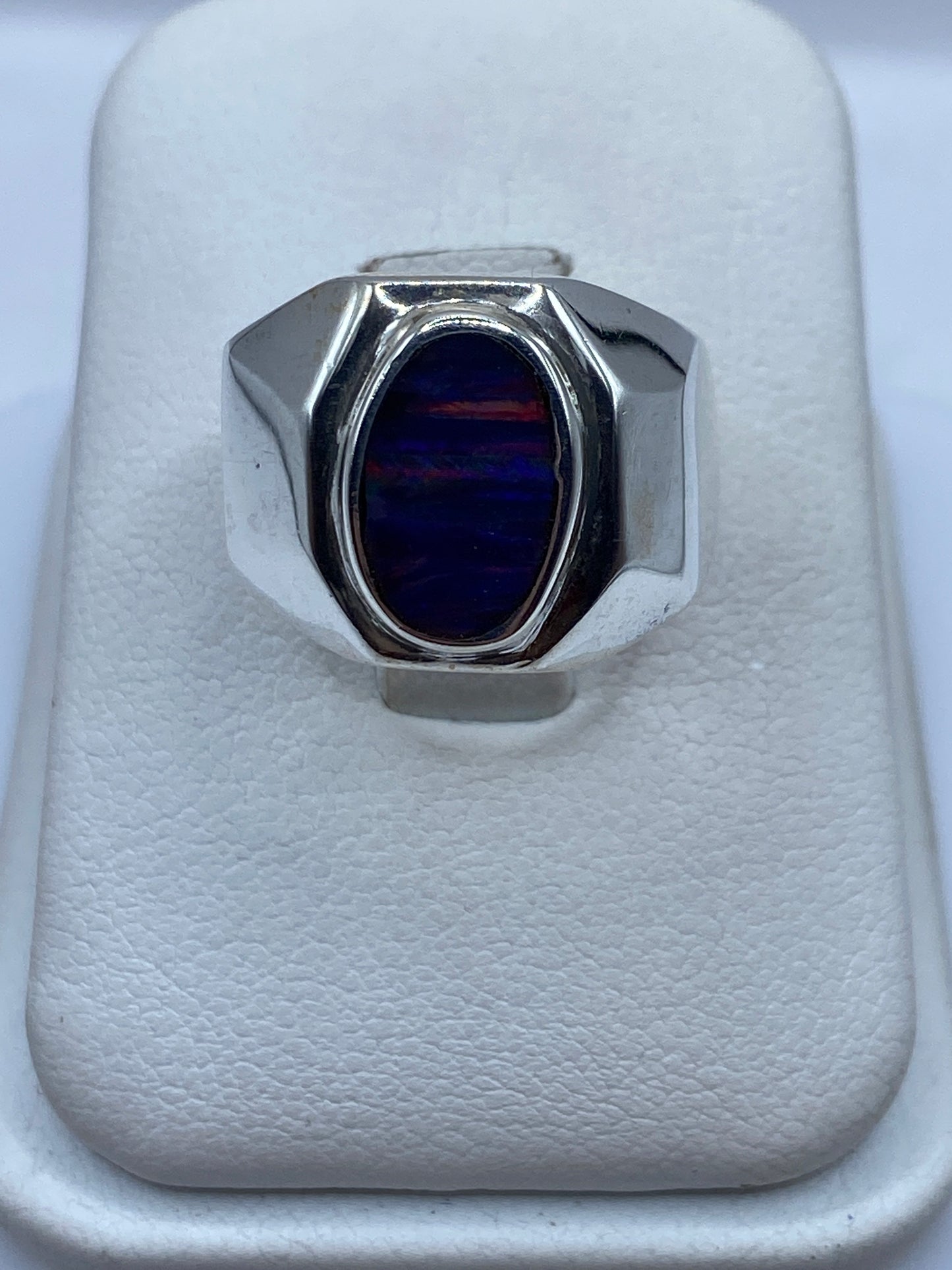 Anillo de plata .925 con ópalo de fuego multicolor en montura sólida, vista frontal