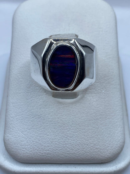 Anillo de plata .925 con ópalo de fuego multicolor en montura sólida, vista frontal