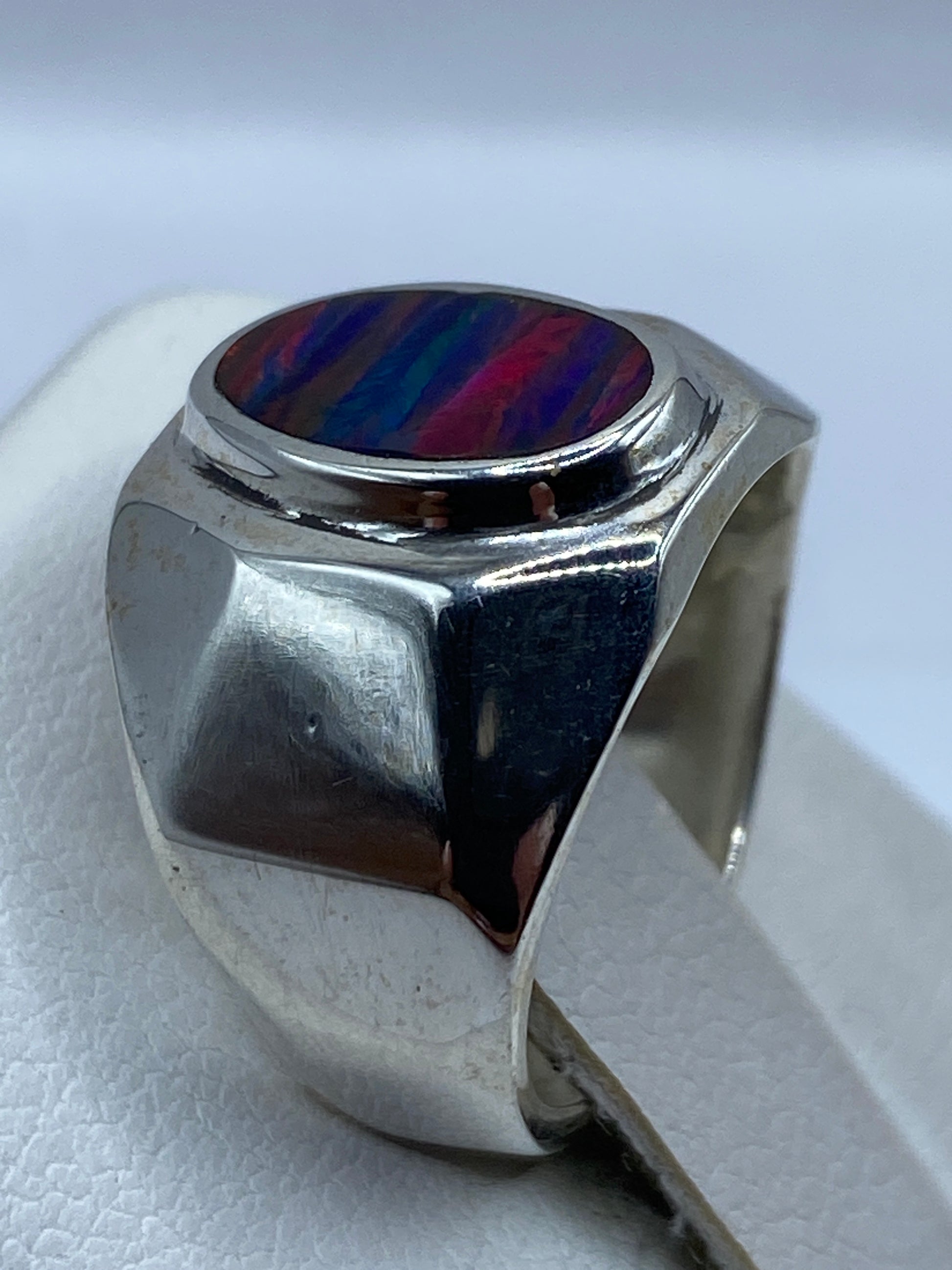 Anillo ópalo de fuego en la mano mostrando el cambio cromático con la luz