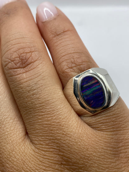 Vista lateral del anillo en plata .925 con sello visible, ópalo de fuego natural