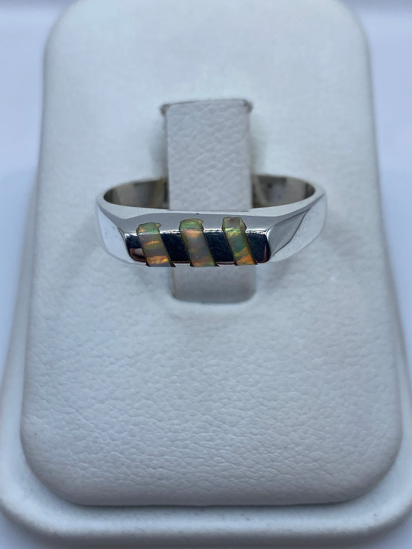 Anillo de plata .925 con Ópalo de Fuego natural mostrando fuego rojo y naranja