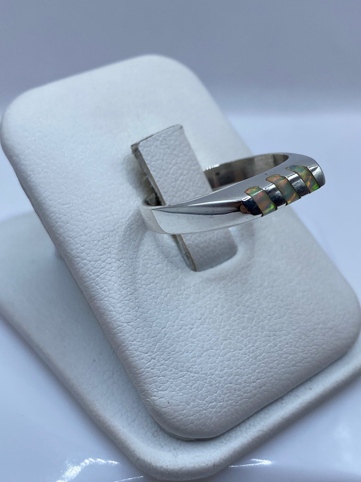 Detalle lateral del anillo moderno con engaste a mano del Ópalo de Fuego