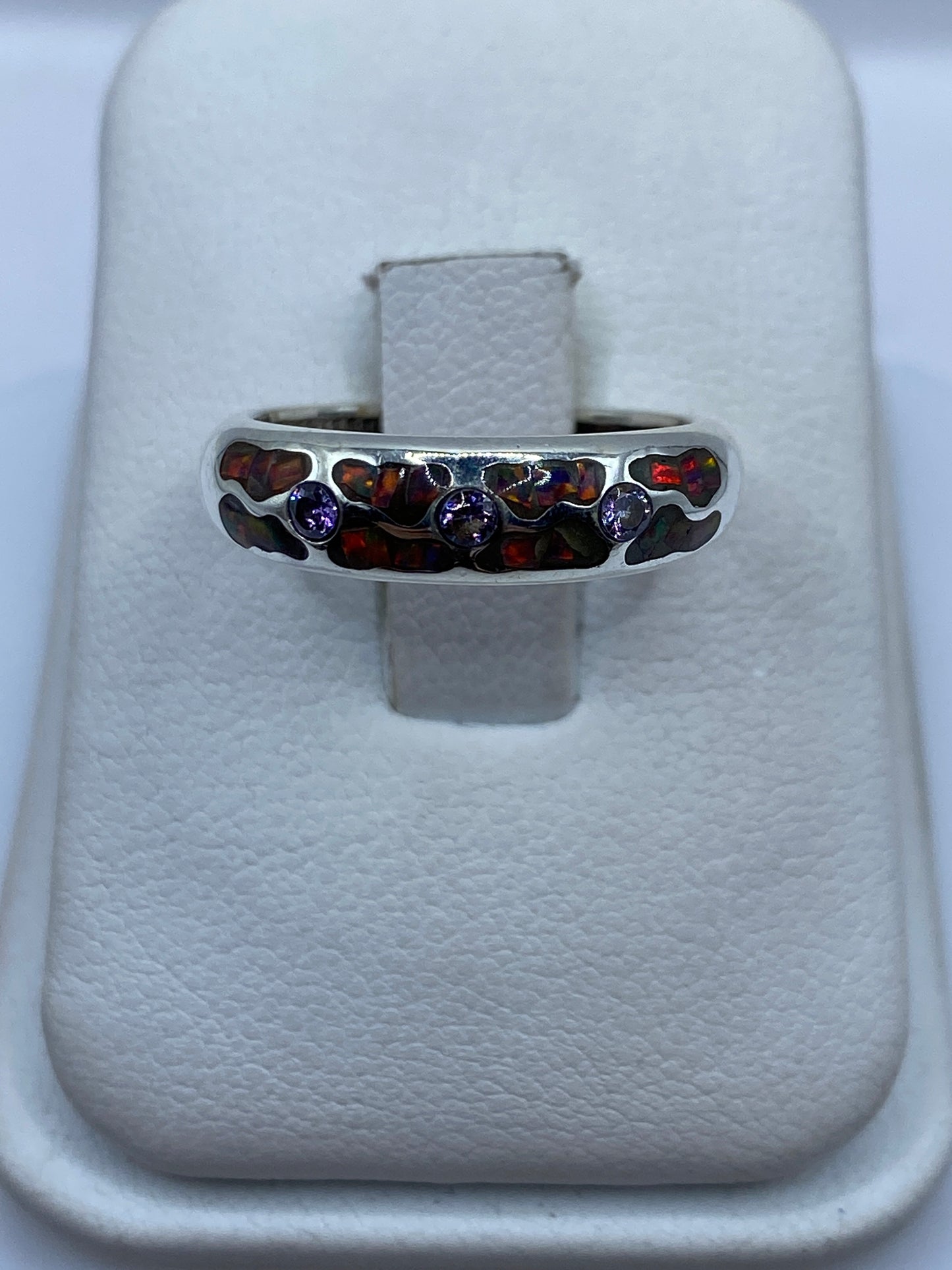 Anillo de plata .950 con ópalo de fuego multicolor en joyero blanco