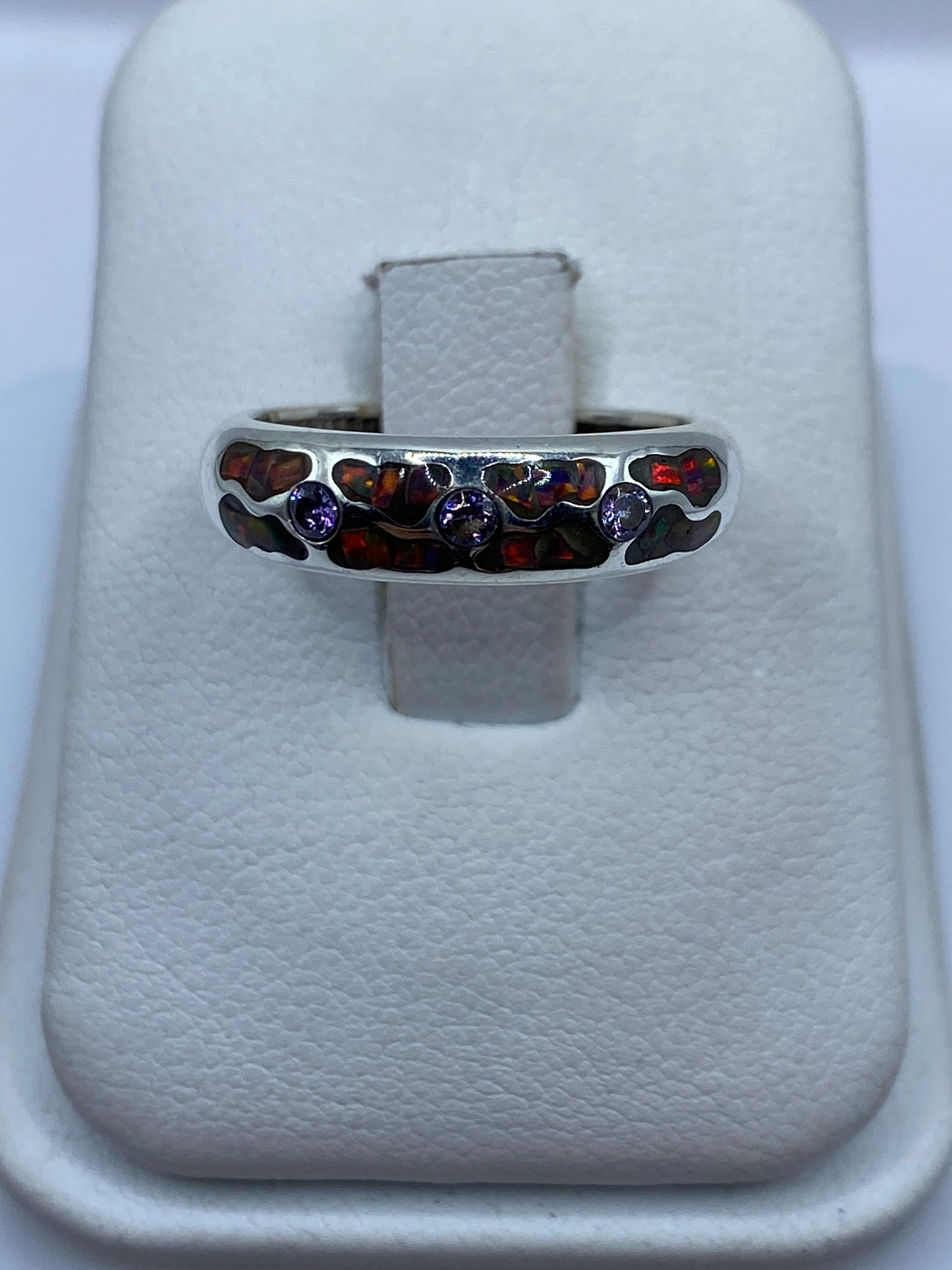 Anillo de plata .950 con ópalo de fuego multicolor en joyero blanco