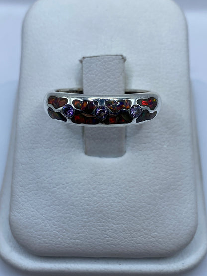 Anillo de plata .950 con ópalo de fuego multicolor en joyero blanco
