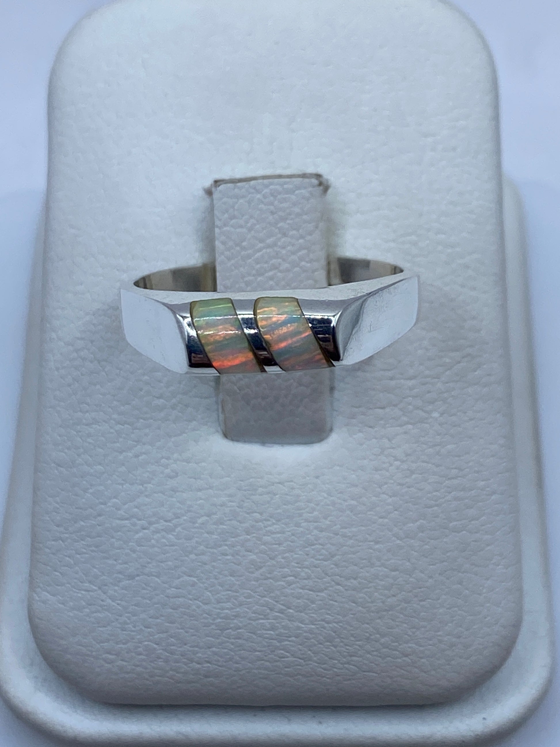 Anillo de plata con Ópalo de Fuego multicolor mostrando juego de verdes, dorados y rojos