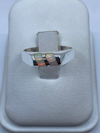 Anillo de plata con Ópalo de Fuego multicolor mostrando juego de verdes, dorados y rojos