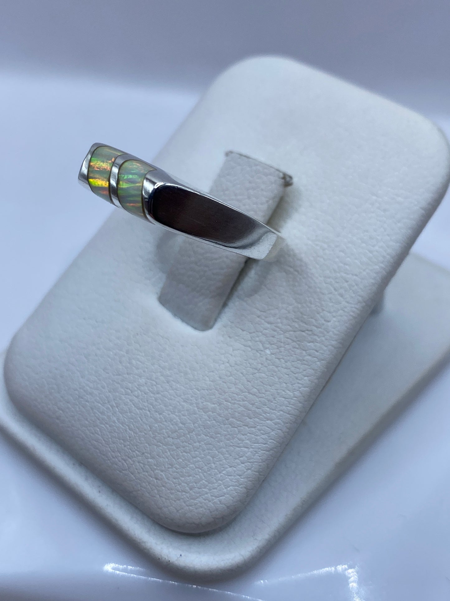 Vista lateral del anillo de plata .925 con ópalo natural engastado a mano