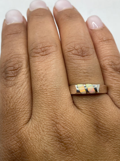 Anillo sobre fondo blanco mostrando el sello 925 MEXICO y la banda pulida de Taxco