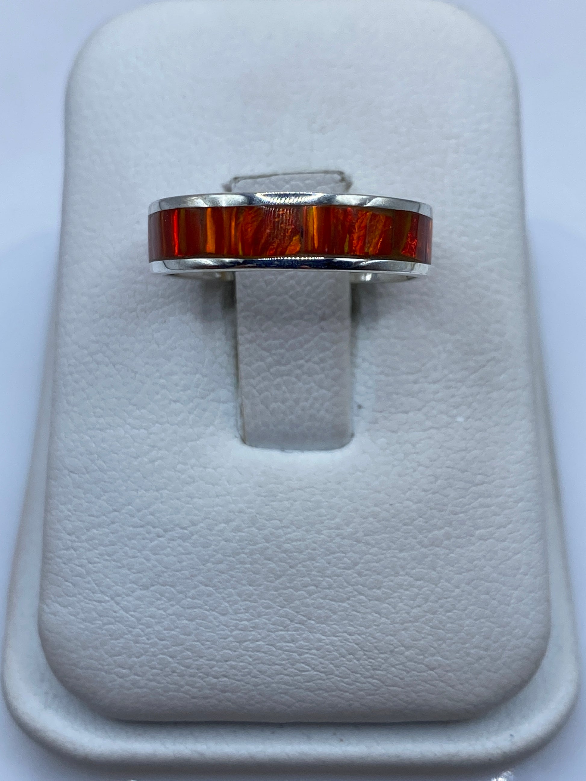 Anillo de plata minimalista con ópalo de fuego naranja en estuche blanco
