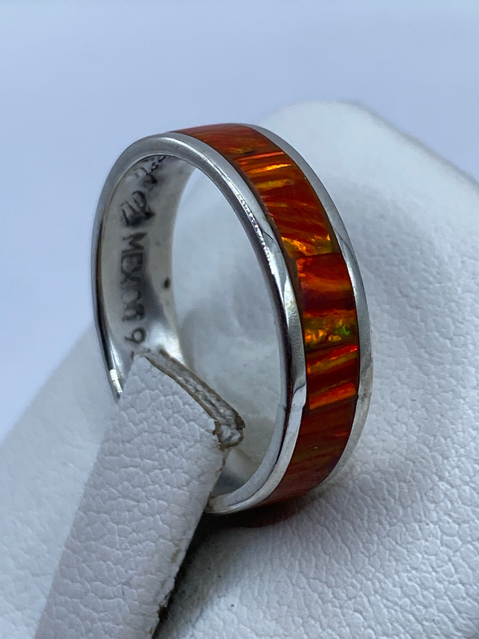 Detalle del ópalo naranja engastado en plata de Taxco