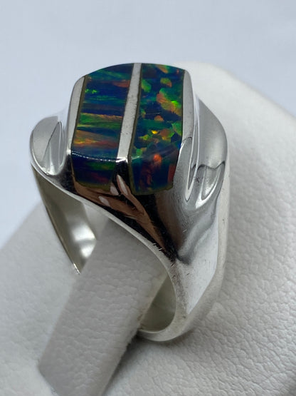 Detalle del ópalo de fuego natural en anillo de plata .925, con colores únicos en cada zona