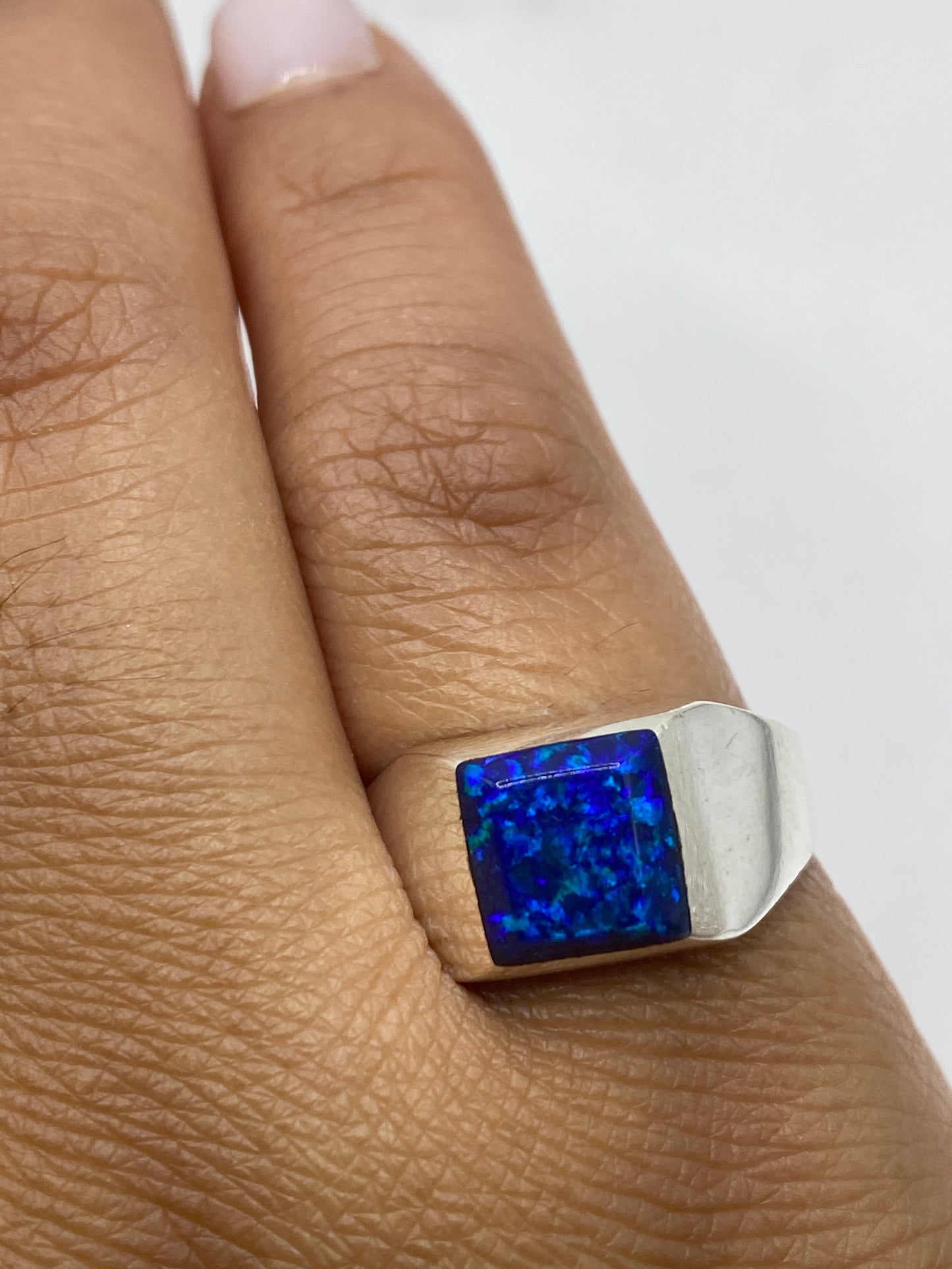 Anillo sobre balanza de precisión mostrando peso de 5.4 gramos de plata pura