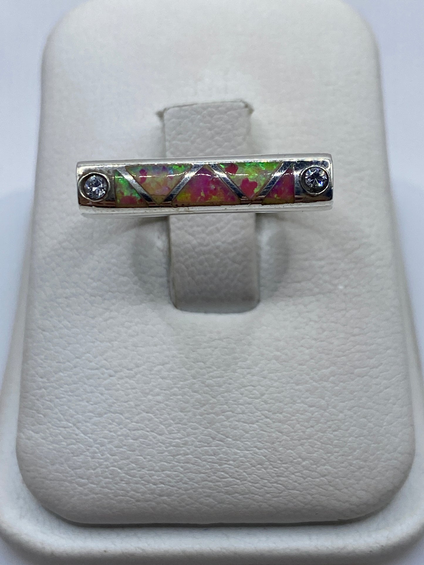 Anillo de plata .950 con ópalo de fuego rosa sobre estuche blanco