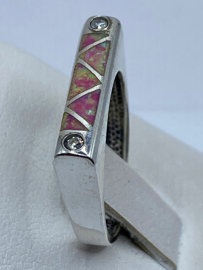 Ópalo de fuego rosa en anillo de plata .950 luciendo en mano de mujer