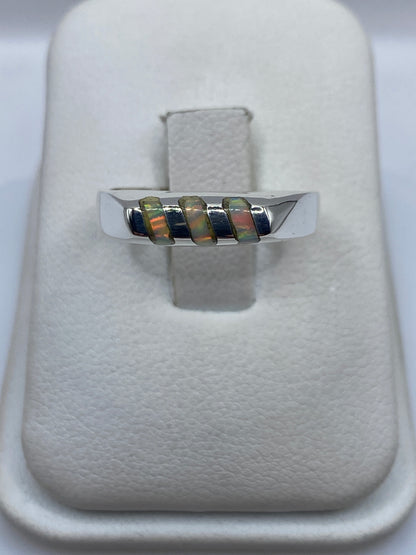 Anillo de plata .925 con ópalo de fuego natural mostrando tonos verdes, amarillos y naranjas