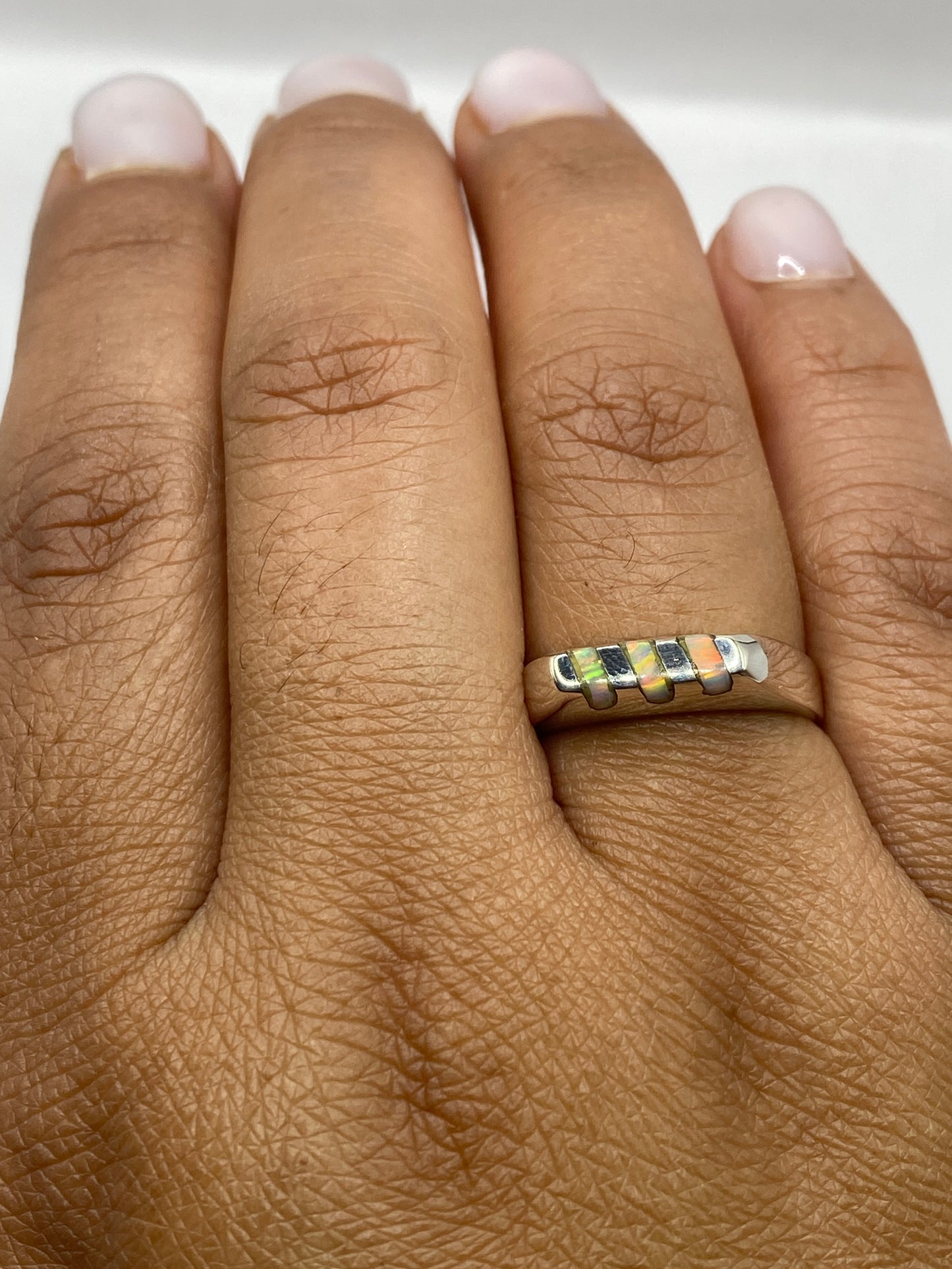 Anillo sobre fondo blanco con sello 925 visible en la banda de plata