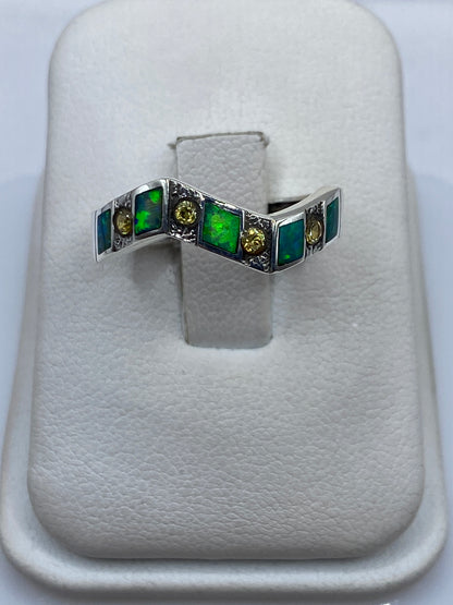Anillo de plata .950 con ópalo de fuego verde en estuche blanco, vista de frente