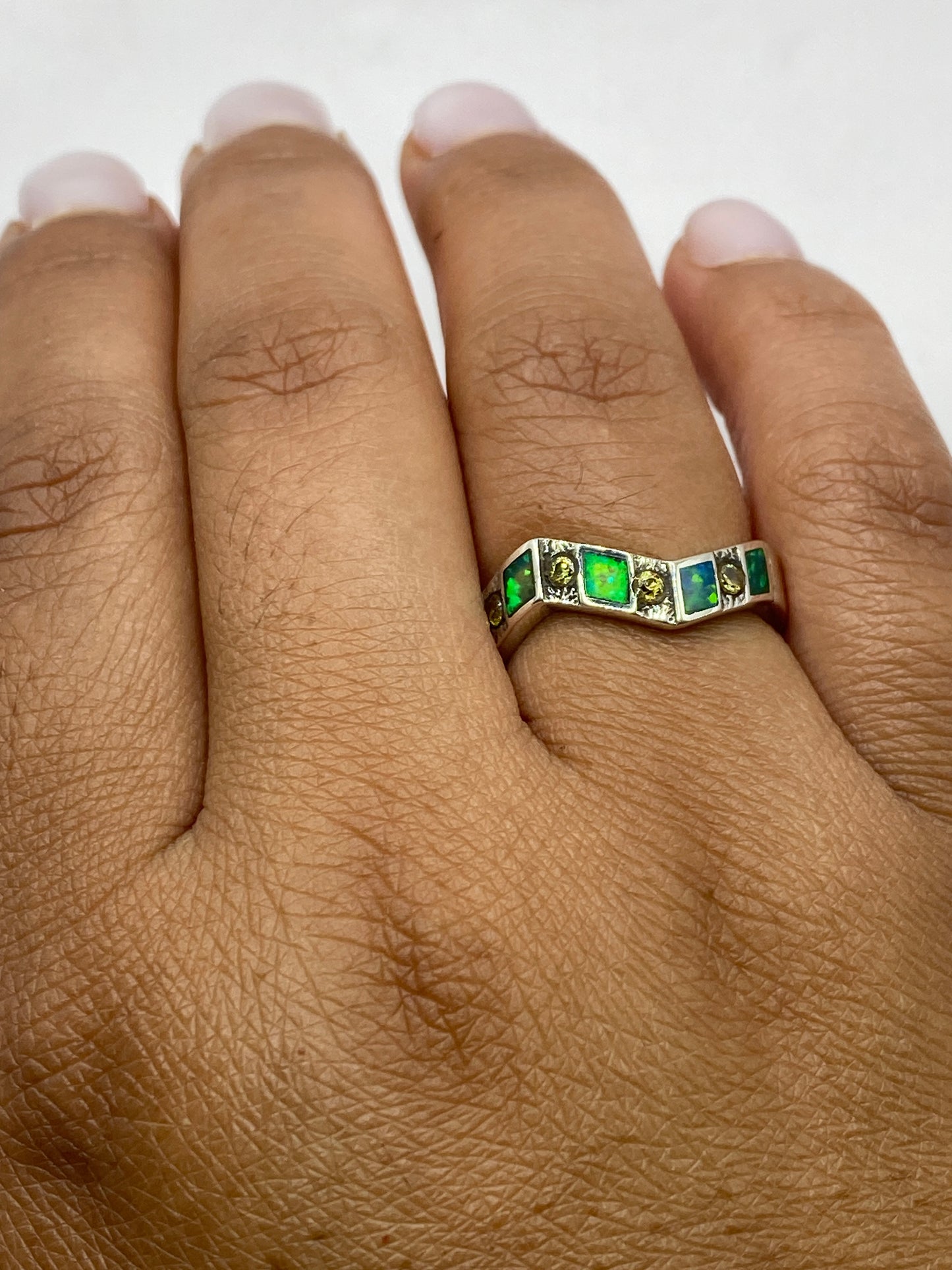 Anillo de plata .950 en balanza mostrando 3.2 gramos, con sello de autenticidad