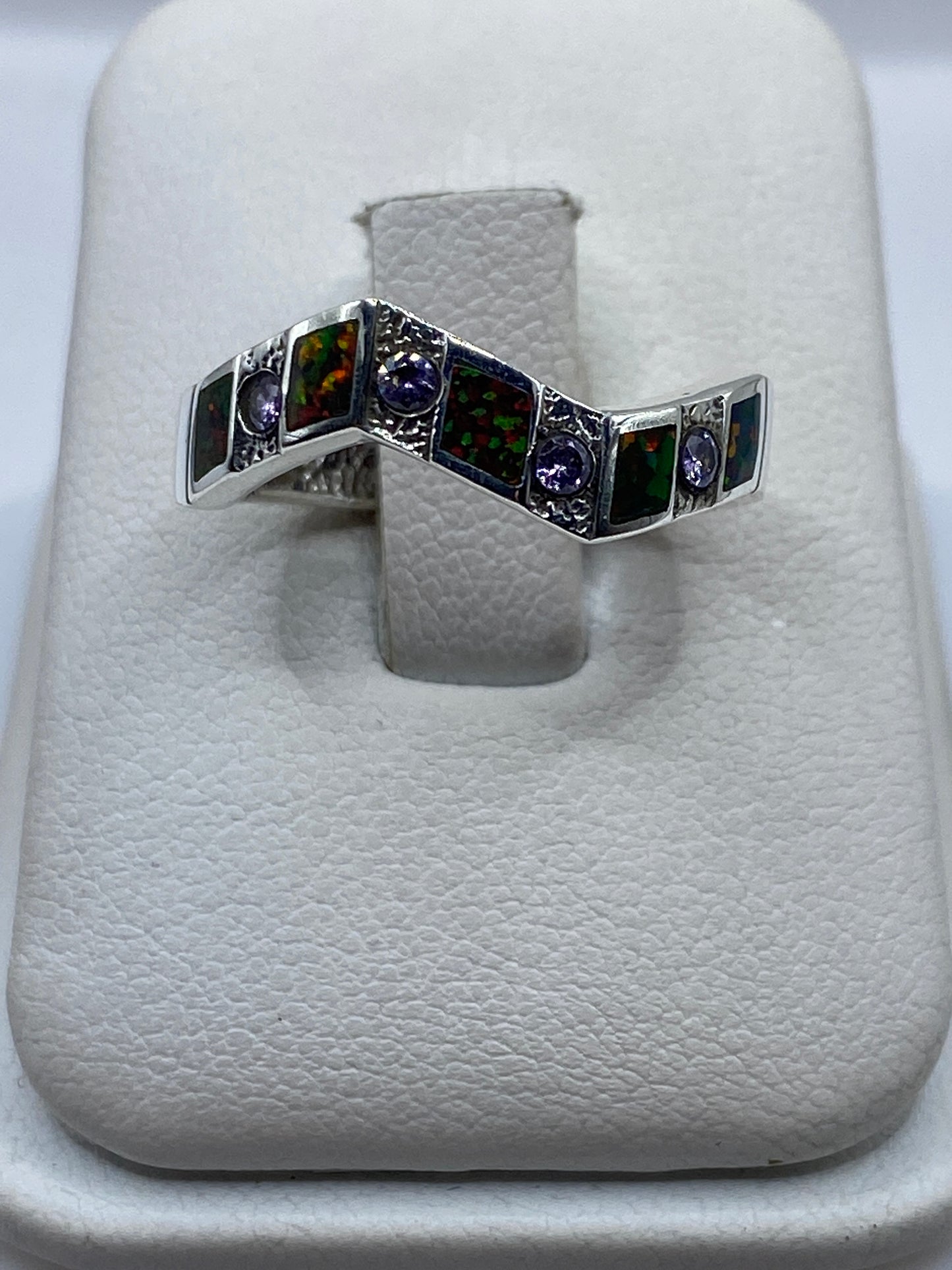 Anillo de plata .950 con ópalo de fuego multicolor en vista frontal sobre dedo