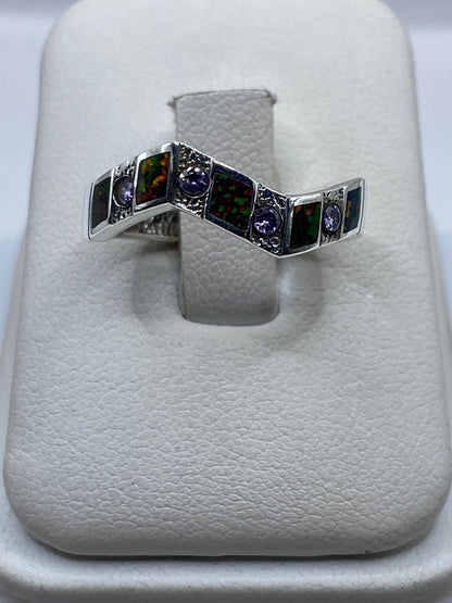Anillo de plata .950 con ópalo de fuego multicolor en vista frontal sobre dedo