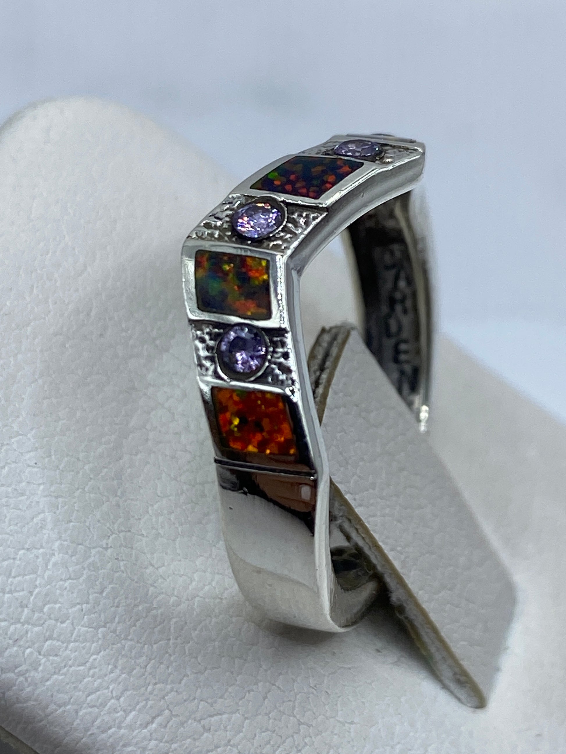 Anillo geométrico de plata .950 en perfil lateral destacando el engaste artesanal
