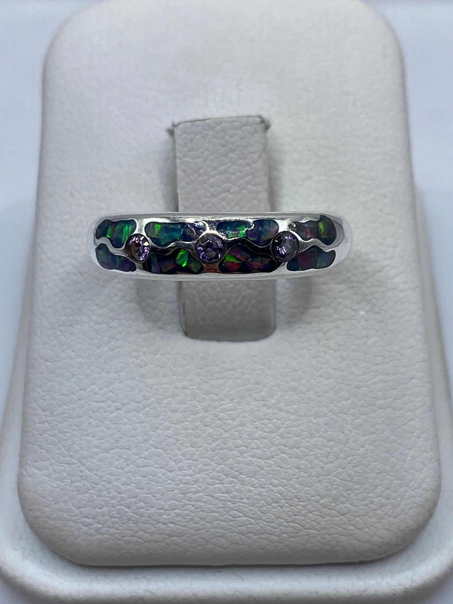 Anillo de plata .950 con ópalo de fuego multicolor en caja de presentación blanca