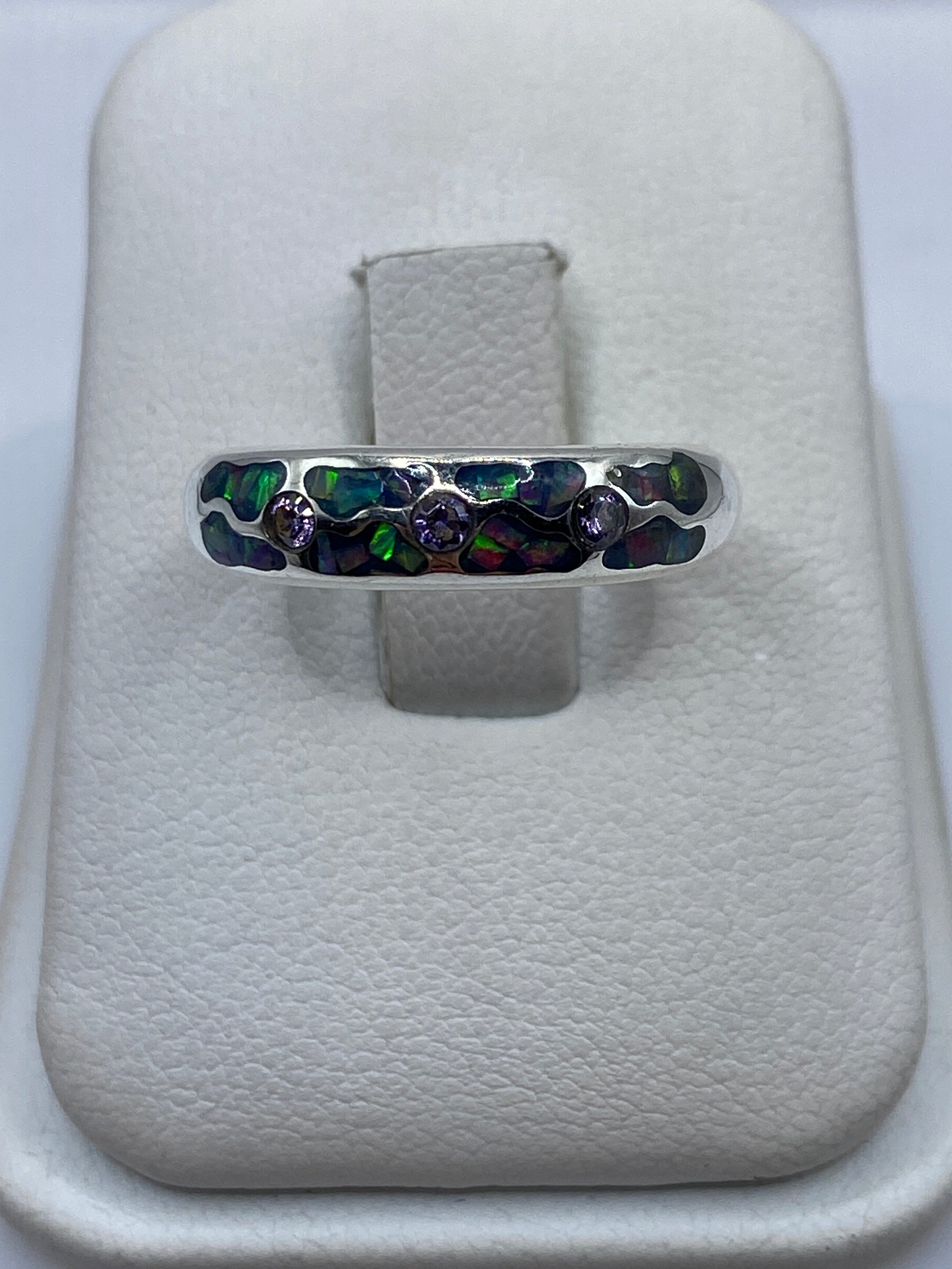 Anillo de plata .950 con ópalo de fuego multicolor en caja de presentación blanca