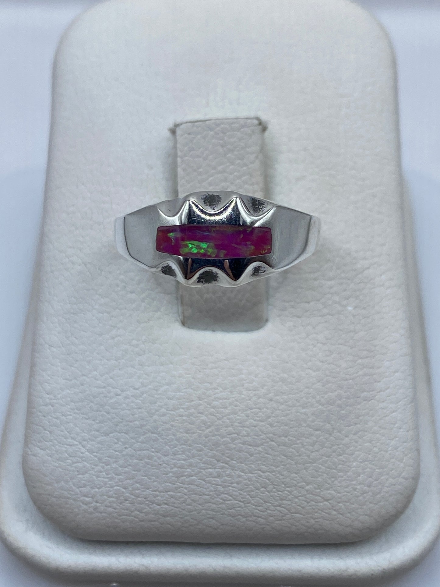 Anillo de plata con ópalo de fuego rosa y destellos verdes en caja de presentación blanca