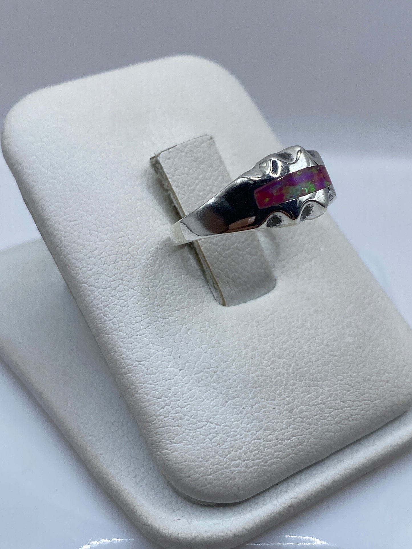 Vista frontal del anillo minimalista en plata .925 con ópalo rosa de Taxco