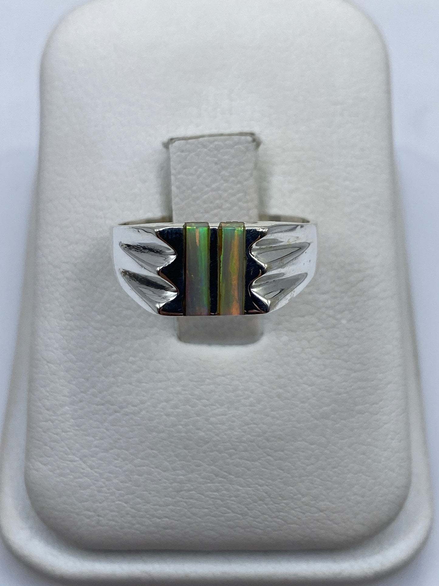 Anillo de plata con ópalo de fuego multicolor en caja de presentación blanca