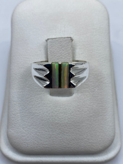 Anillo de plata con ópalo de fuego multicolor en caja de presentación blanca