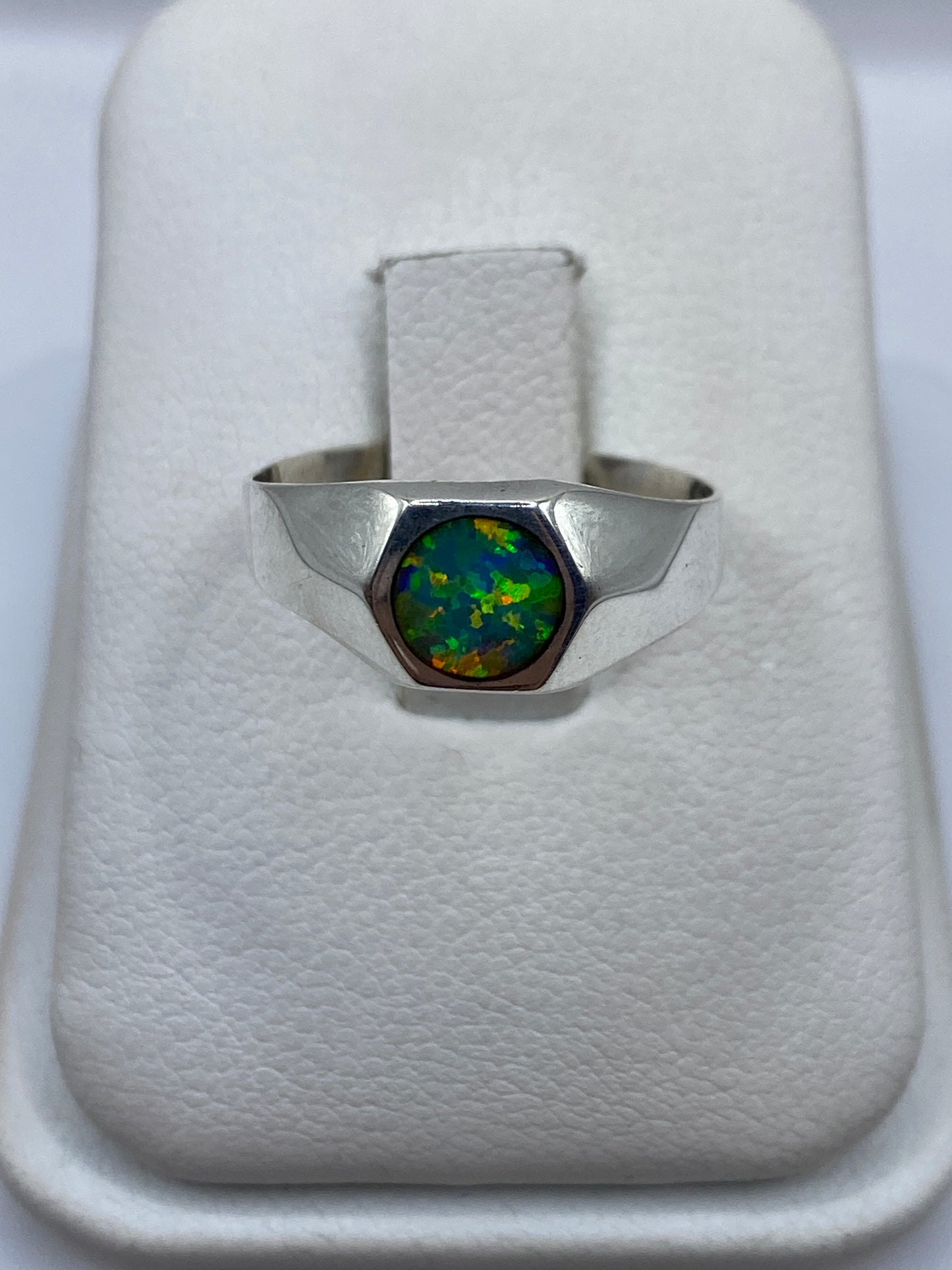 Anillo solitario de plata con ópalo de fuego verde limón en caja de presentación