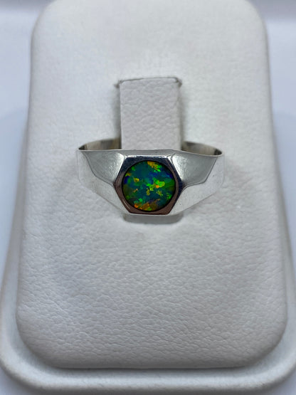 Anillo solitario de plata con ópalo de fuego verde limón en caja de presentación