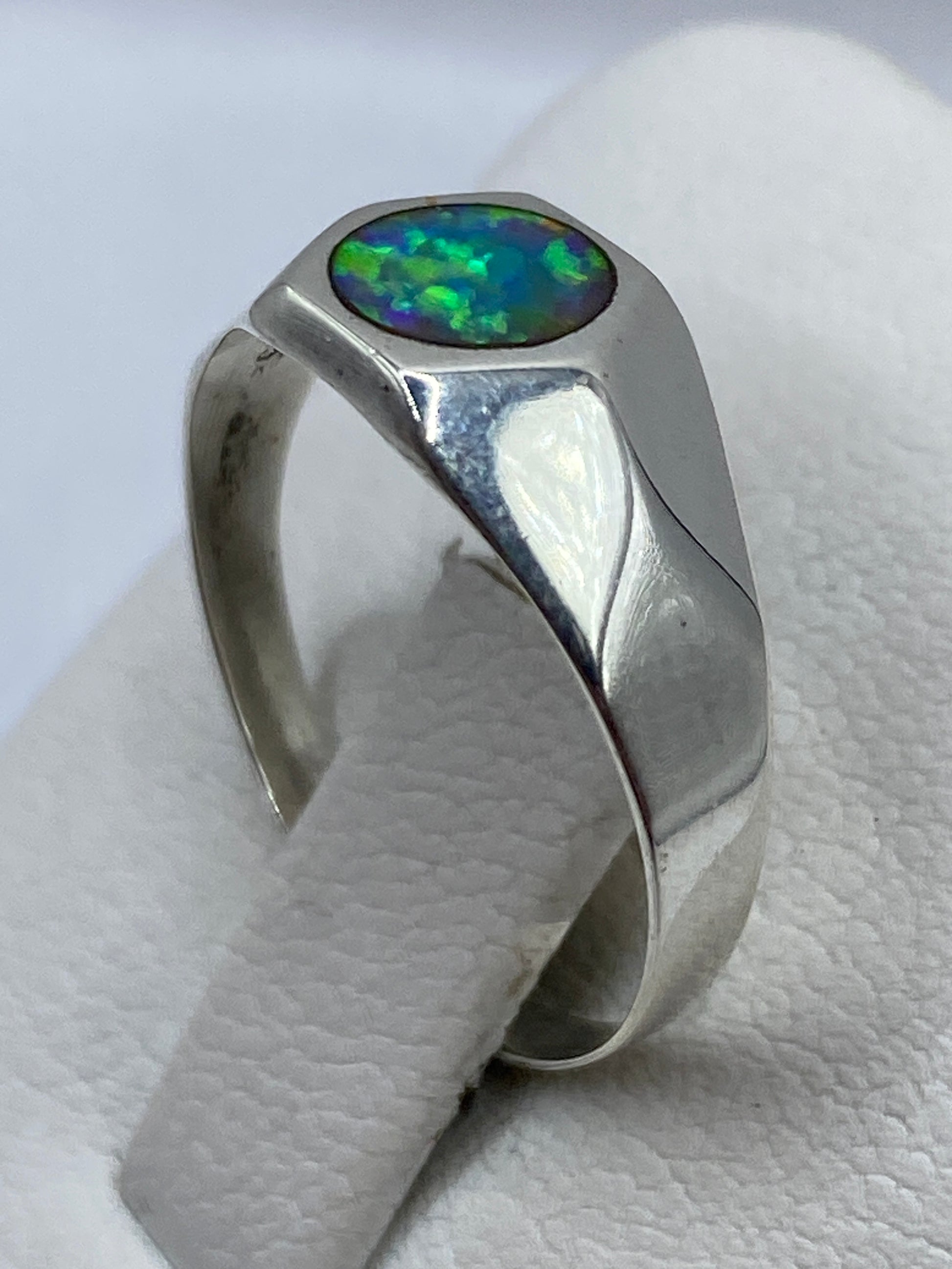 Anillo de plata .925 puesto en mano mostrando el brillo natural del ópalo