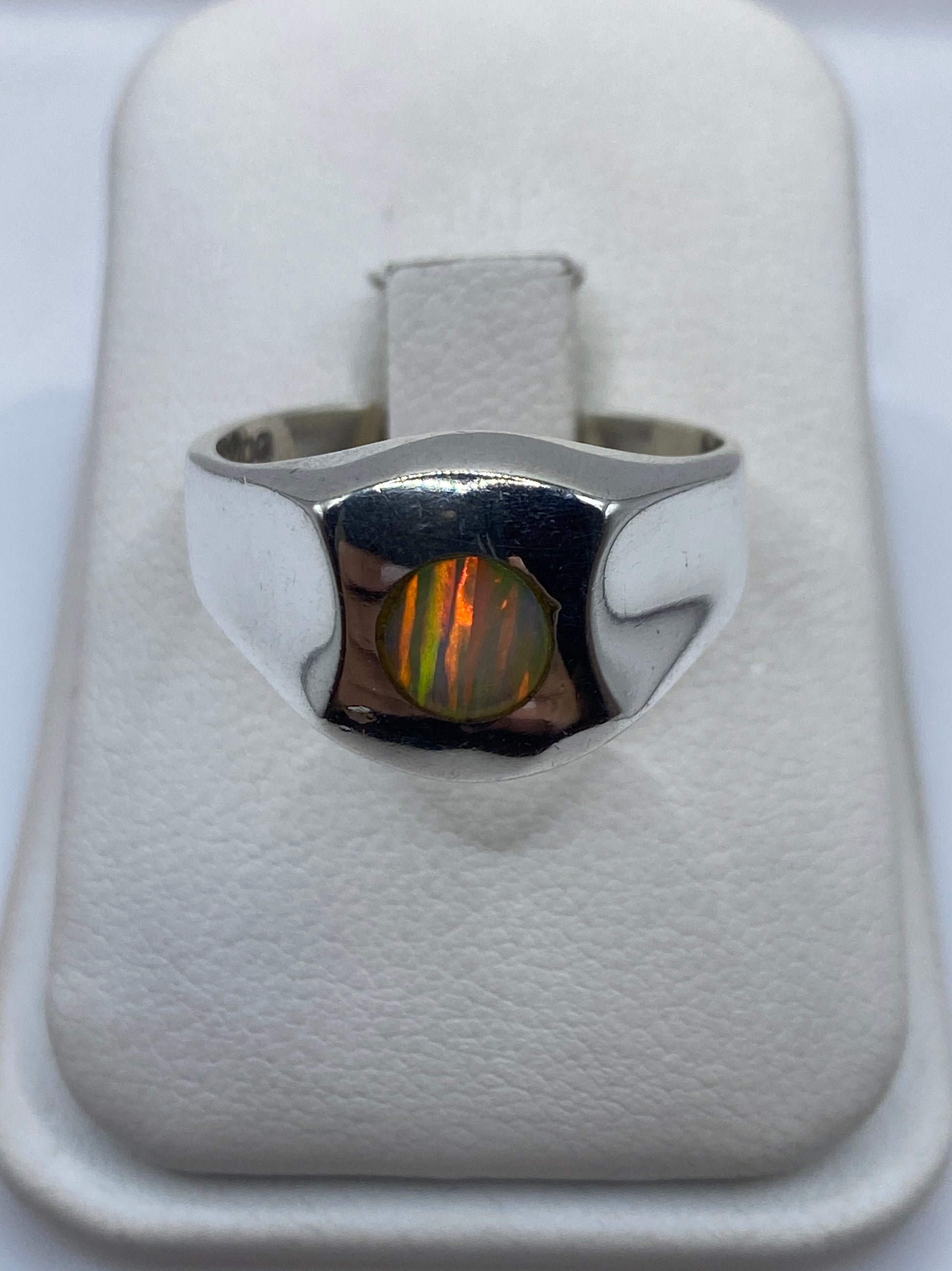 Anillo de plata .925 con ópalo de fuego multicolor en caja blanca, vista frontal