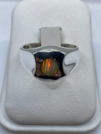Anillo de plata .925 con ópalo de fuego multicolor en caja blanca, vista frontal